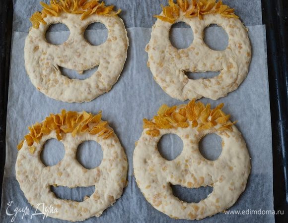 Повторите то же самое со всеми 4 рожицами. Смажьте их слегка оливковым маслом и поставьте в разогретую до 190 градусов духовку на 20 минут (до золотистого цвета).