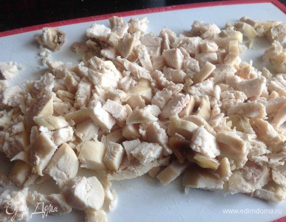 Яйца отварите, почистите и мелко нарубите. Нарежьте куриное филе.