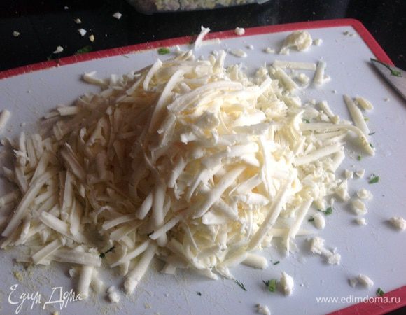 Сыр натрите на крупной терке.
