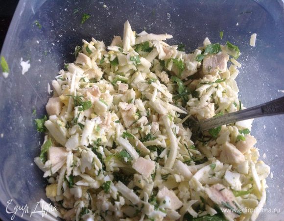 Смешайте яйца, сыр, куриное филе, сливочное масло и зелень.