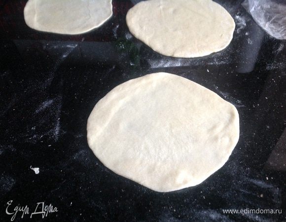 Тесто разделите на 12 частей, и раскатайте лепешки.