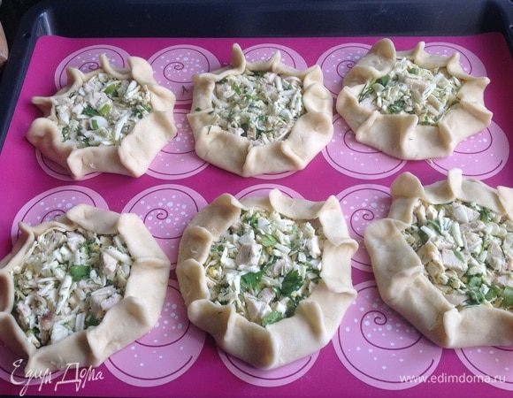 Выложите пироги на противень застеленный бумагой для выпечки или на силиконовый коврик, как у меня. И поставьте в теплое место на 30 минут, после чего выпекайте в предварительно разогретой до 180 градусов духовке, примерно 30 минут.