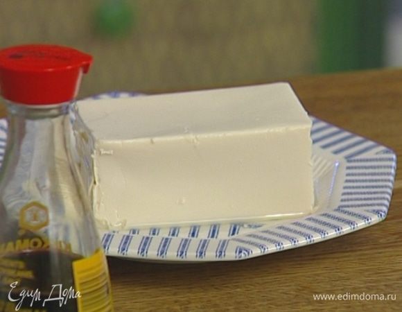 Тофу нарезать небольшими кусочками.