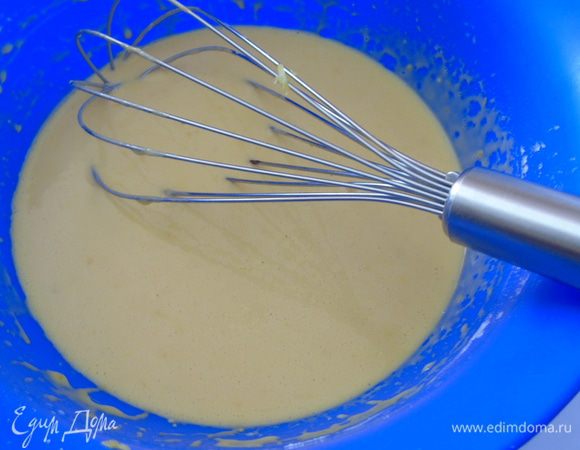 Изюм залить ромом или другим алкоголем. Разделить яйца на белки и желтки. Желтки смешать с ванильным сахаром, молоком, мукой и цедрой.