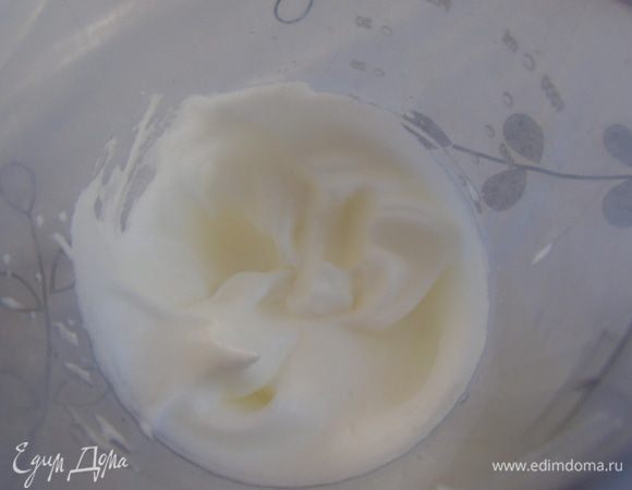 Белки взбить в пену.