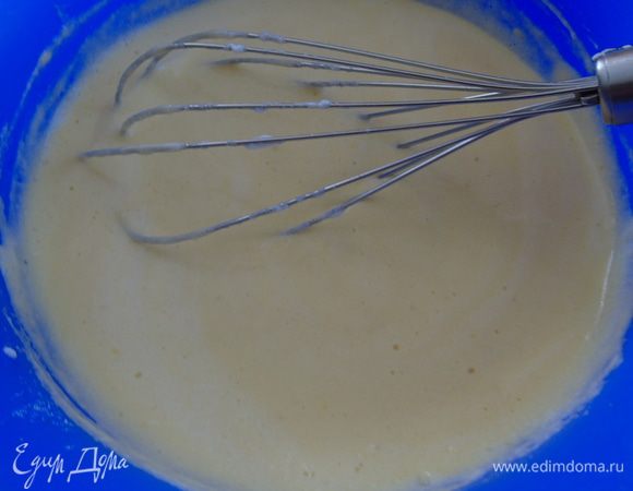 Вмешать белки в желтковую смесь.