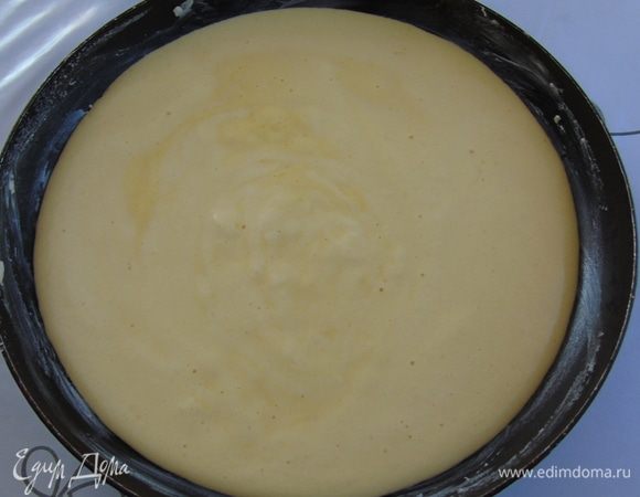 Вылить тесто в смазанную форму, у меня старая сковорода и отправить в разогретую до 180 С духовку на 2-3 минуты.