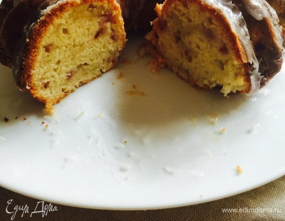 Для большего наслаждения вкусом, поливаем остывший кекс кисленькой глазурью. Для этого просто смешиваем сахарную пудру 75 гр с лимонным соком (если густовато можно добавить воды). И в принципе вот и он, наш красавец!