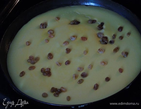 Посыпать изюмом и отправить обратно в духовку.