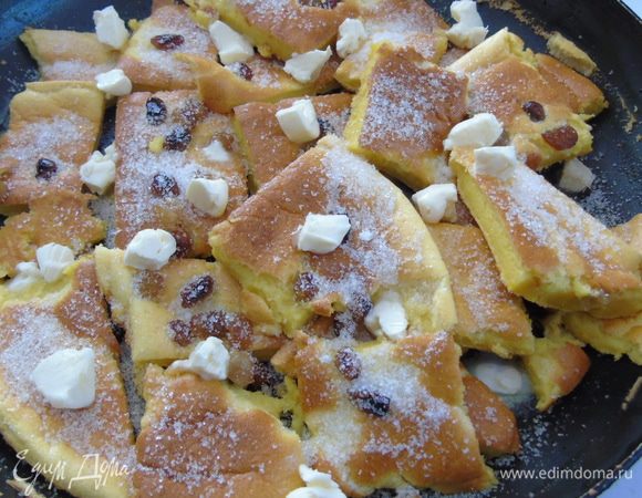 Поломать на кусочки, посыпать сахаром и кусочкам сливочного масла. Вернуть в духовку на пару минут для карамелизации.