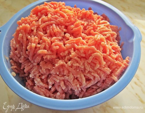 Перед началом приготовления достаем из морозилки замороженную бруснику, чтобы она успела разморозиться при комнатной температуре.
Готовим фарш из куриных грудок и лука.