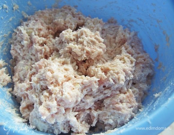 К фаршу добавить творог, соль и хорошо перемешать.