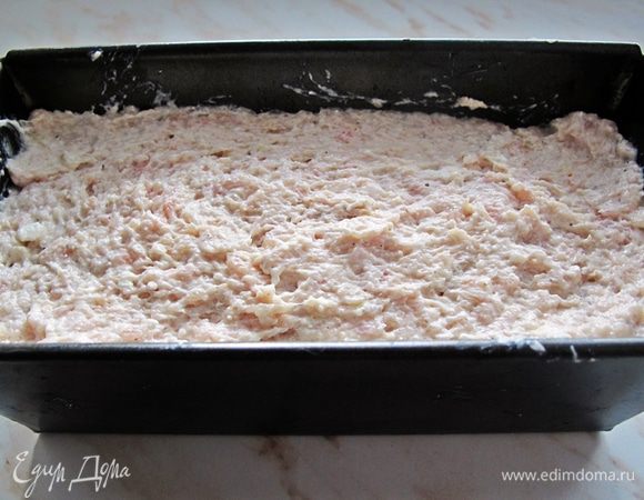 Форму смазать растопленным сливочным маслом и заполнить фаршем.