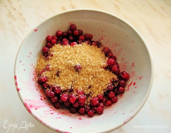 Тем временем займемся брусничным соусом. 
Кладем бруснику в жаропрочную посуду, добавляем коричневый сахар и ставим в микроволновку на 5 минут при полной мощности. Не забудьте прикрыть посуду специальным колпаком. чтобы лопающиеся ягоды не забрызгали вашу МВ.