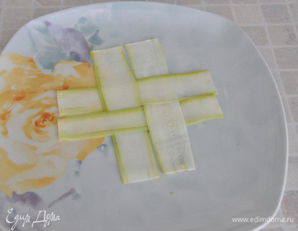 Подготовленные полоски разложить решеткой.
