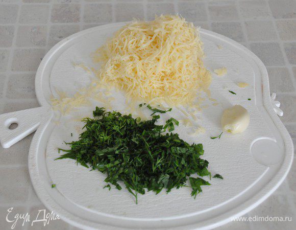 Сыр и чеснок натереть на мелкой терке, любую любимую зелень (у меня петрушка и укроп) мелко нарезать. Добавить к хлебной крошке.
