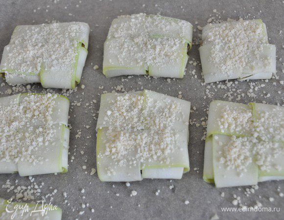 Подготовим панировку: смешать в тарелке муку и измельченный сыр. Чуть смазать конвертики раст. маслом, присыпать панировкой и запекать в разогретой духовке до золотистости минут 15-20. 
