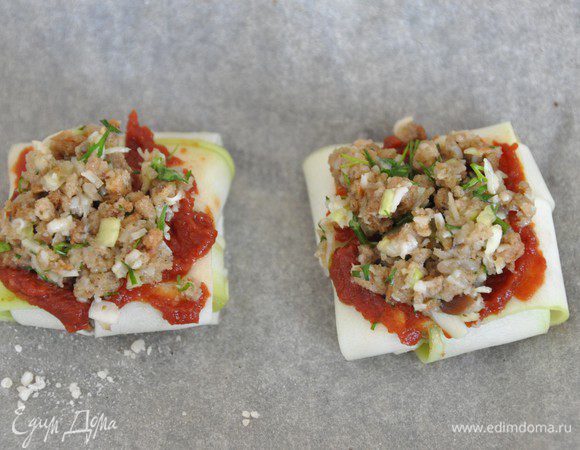 Часть конвертиков я покрыла томатным соусом, сверху выложила остатки начинки и также запекла. 