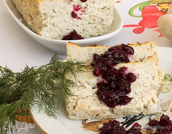 Готовый террин хорошо отходит от стенок формы и прекрасно держит форму. Его можно подавать как в горячем виде, в качестве основного блюда, так и в холодном на бутерброд.