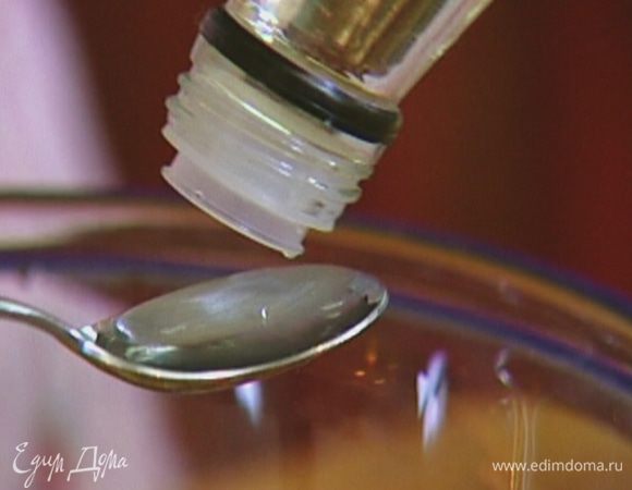 Приготовить заправку, перемешав соль, сахар и рисовый уксус.