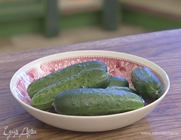 Огурец тонко нарезать и украсить суши.