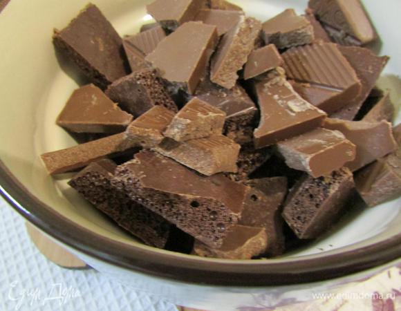 Затем растопить на водяной бане молочный шоколад. Посолить.