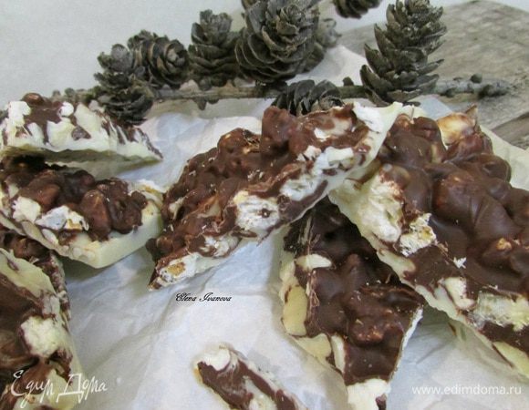 Перед подачей поломать шоколад на крупные кусочки.