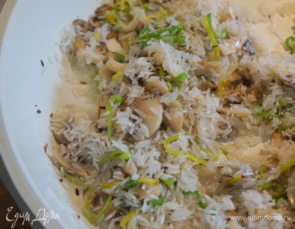 Рис басмати я не промываю и не замачиваю. Просто высыпаю полный стакан риса в сковороду и тщательно перемешиваю, чтобы рис пропитался маслом.