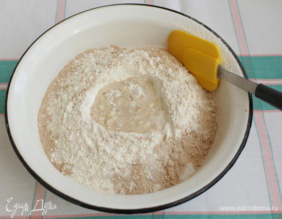 в углубление добавляем немного теплой воды, сахара, слегка перемешиваем и оставляем минуты на 3-4, до появления пузырьков.