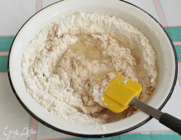 Добавляем соль, оставшийся сахар, масло и 300±10 мл воды комнатной температуры. 