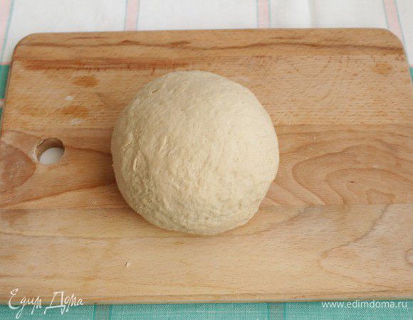 Замешиваем тесто в течение 5-7 минут.
