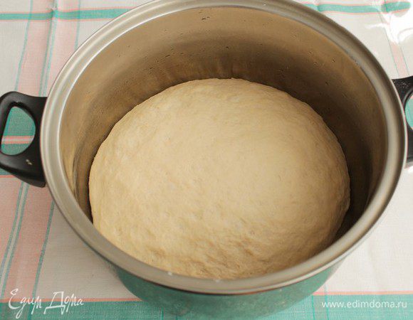 Накрываем тесто полотенцем, чтобы на поверхности теста не образовывалась сухая корочка, и оставляем на 1 час в теплом месте. За это время тесто должно увеличиться в объеме примерно в 2-3 раза.

