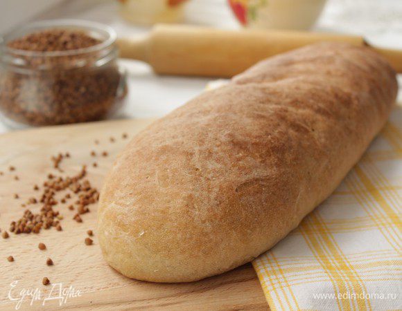 Выпекаем батоны в предварительно разогретой духовке при температуре 200°С в течение 25-30 минут до готовности. После выпечки перекладываем батоны на решетку или деревянную доску для остывания.