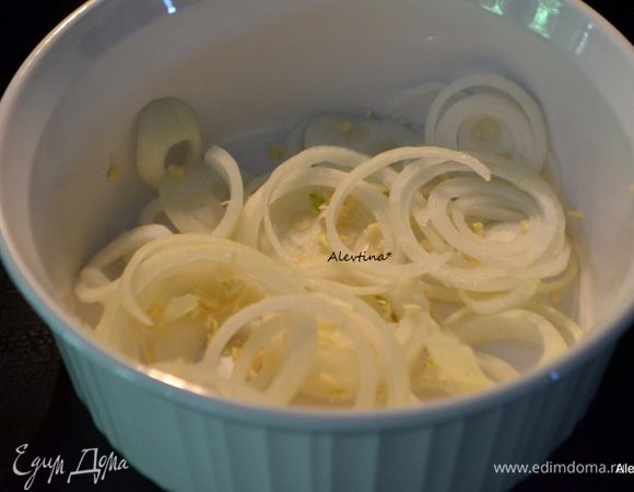 Приготовим все для маринада. Чеснок раздавленный и лук очищенный, порезанный кольцами  выложим на дно емкости большой.

