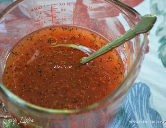 Смешаем маринад от соленых огурцов, например с томатным соусом, растительным маслом, сахар и перец свежемолотый смесь.