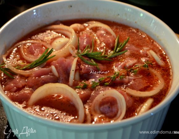 Свинину разрежем на кусочки. Выльем маринад в блюдо с луком,добавим веточки розмарина и тимьяна. Добавим свинину и все перемешаем. Поставим мариноваться на несколько часов или ночь.