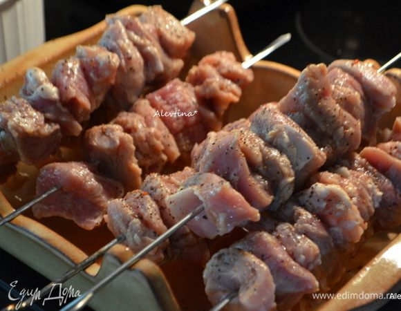 Кусочки свинины нанизываем на шампура. Готовим на гриле или в духовке при температуре 200 гр до готовности.
