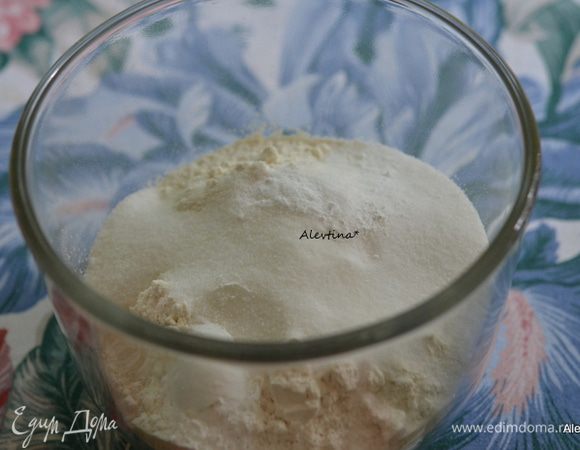 Смешать сухие ингредиенты: мука, сахар, разрыхлитель и пищевая сода, соль.