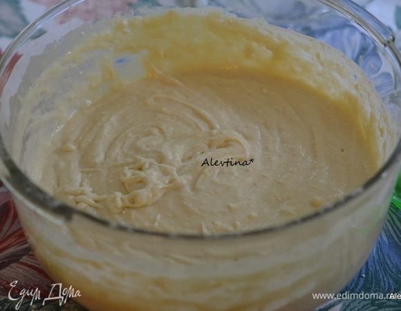 В другой емкости смешать яйца, добавить кефир и растопленное масло. Добавить муку и перемешать.