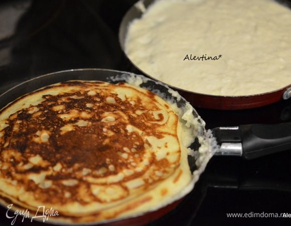 Разогреть сковороду, добавить масло, а затем тесто. Готовим по 2 мин с каждой стороны.
