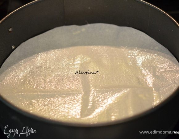 Разогреть духовку до 180 гр. Смазать дно съемной формы, выстелить бумагу для выпечки по форме, смазать вновь маслом.