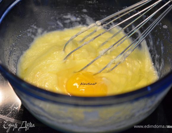 В другом блюде смешать сливочное масло комнатной температуры с сахаром. Добавить по одному яйцу за раз. Затем лимонную цедру и сок лимона.