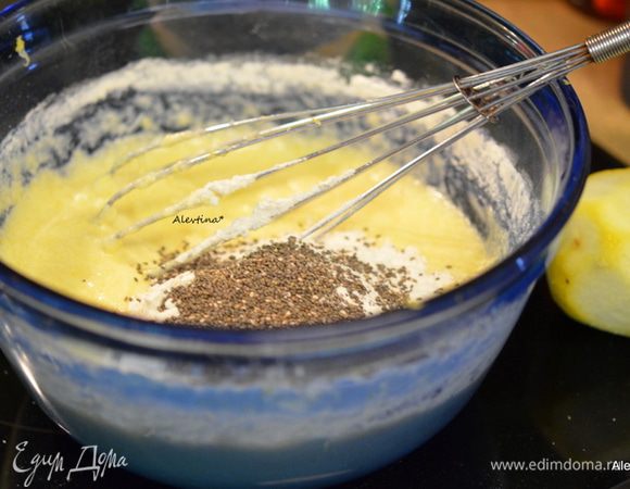 Затем добавить по частям муку, семена чиа и йогурт, повторить еще раз муку, семена чиа и йогурт.