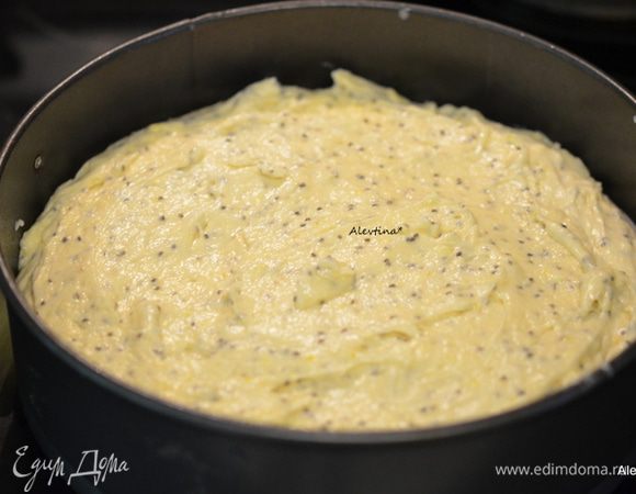 Все перемешать и вылить в форму, разровнять. Поставить в горячую духовку на 40-45 мин.