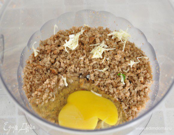 Вбить яйцо, посолить, поперчить по вкусу. 
