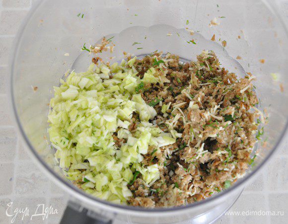 Добавить мелконарезанные кусочки кабачка, которые не подошли для нарезания полос.
