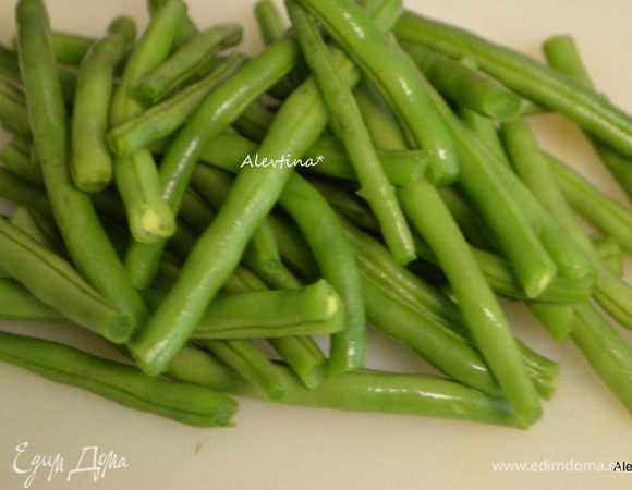 Кончики у фасоли отрезать с обеих сторон.
Хлебные сухарики измельчить в крошку, смешать с пармезаном.