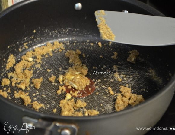 На сковороду горячую выложить сливочное масло, затем итальянскую смесь сухую, сухари с пармезаном. Обжаривать примерно 3 мин.
