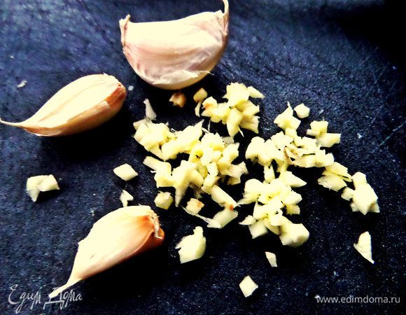 Чеснок измельчаем.