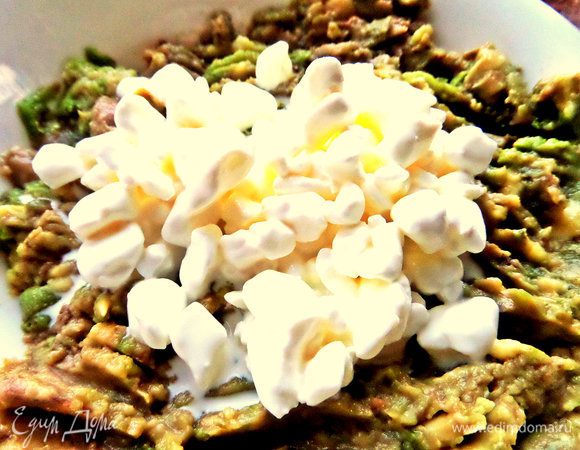 Размять авокадо с творогом и чесноком.